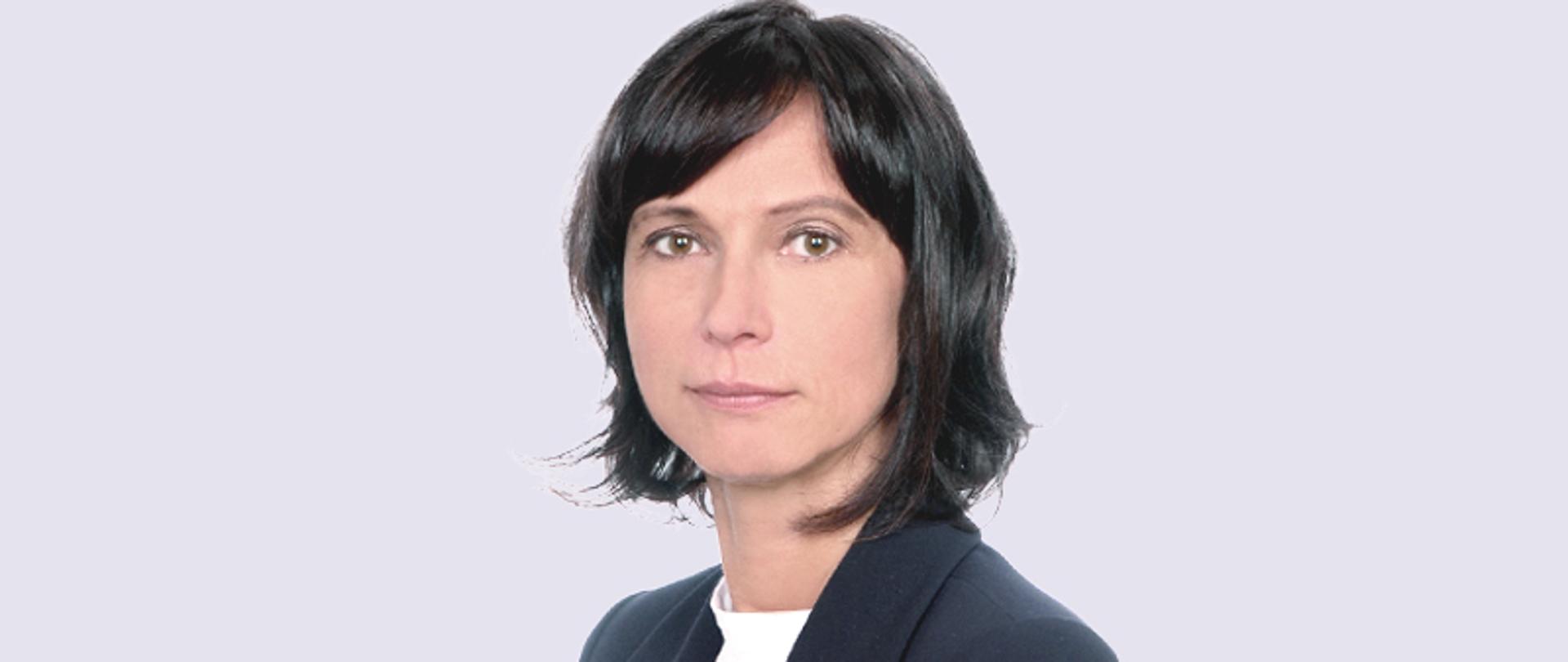Minister Anna Dalkowska na jasnym tle